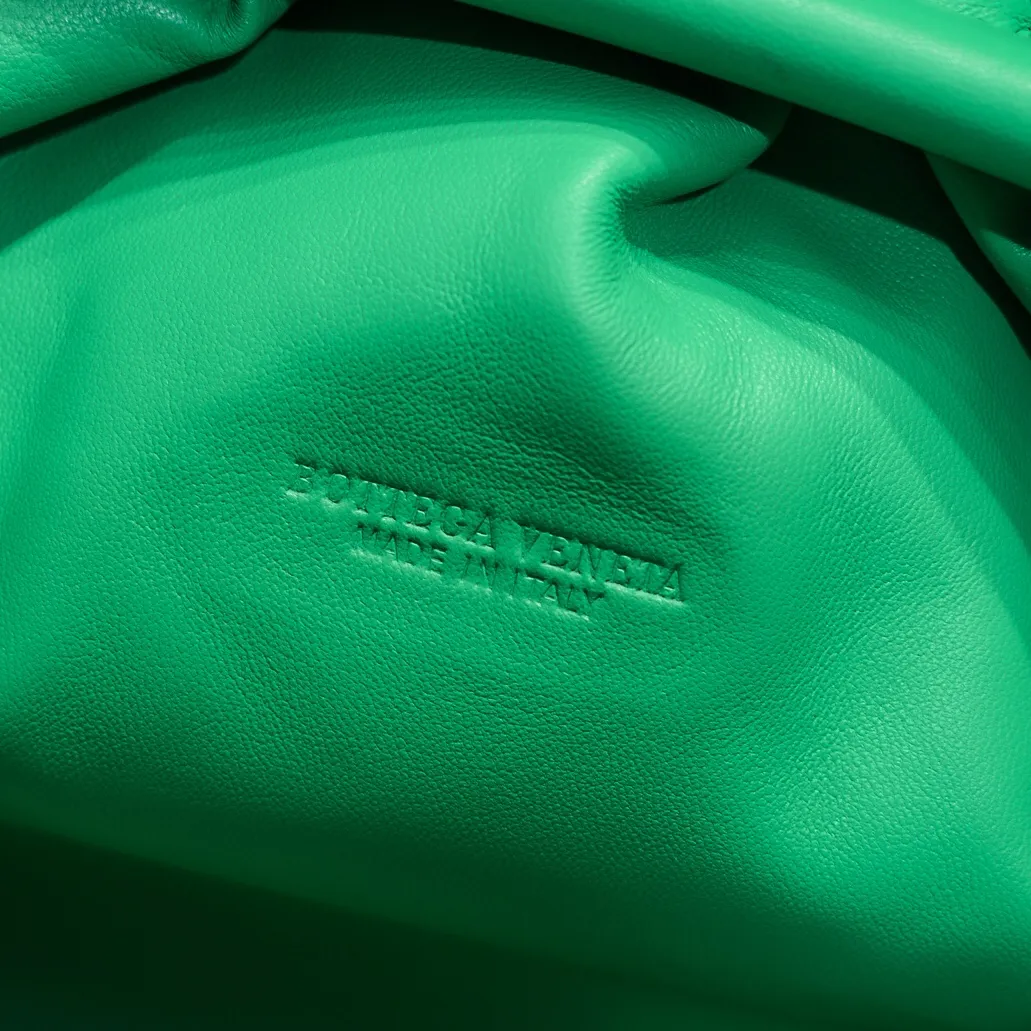 Real shot🔥🔥The counterattack of the popular Bottega Veneta started with this series of cloud bags, which went viral in the fashion circle and started a craze! Out of stock, out of stock, out of stock... One piece is hard to find, super hard to buy, regardless of age, season, or occasion. Very classy. Really, if you carry this on the road, it will turn heads! This is also the reason why this series is so expensive. Large size: 38*20*8.5cm [Big Cloud Weaving]